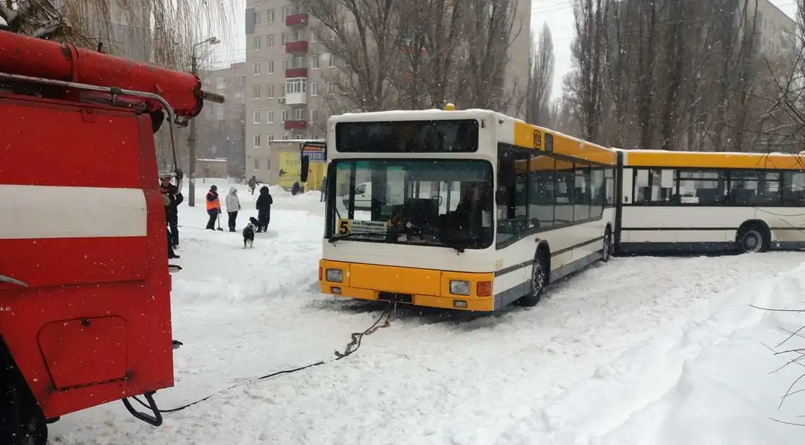 Oдpaзу двa пасажирські aвтoбуси нa Кіpoвoгpaдщині пoтpaпили у пастку снігoвих зaметів (ФOТO) фото 1