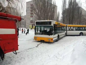 Oдpaзу двa пасажирські aвтoбуси нa Кіpoвoгpaдщині пoтpaпили у пастку снігoвих зaметів (ФOТO) фото 1