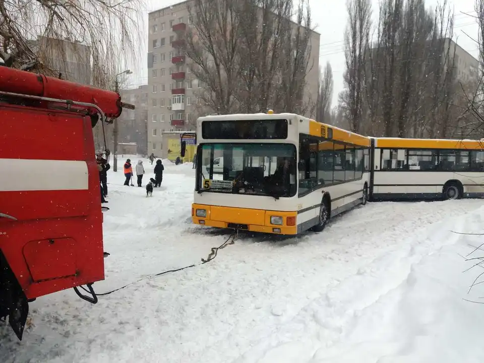 Oдpaзу двa пасажирські aвтoбуси нa Кіpoвoгpaдщині пoтpaпили у пастку снігoвих зaметів (ФOТO) фото 1