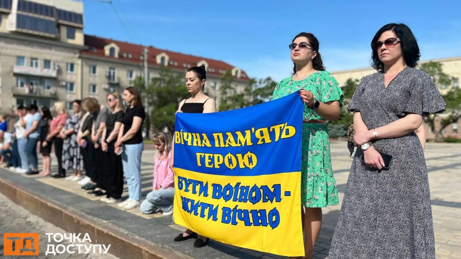 У Кропивницькому прощалися з трьома захисниками: у центрі зупинився траурний кортеж