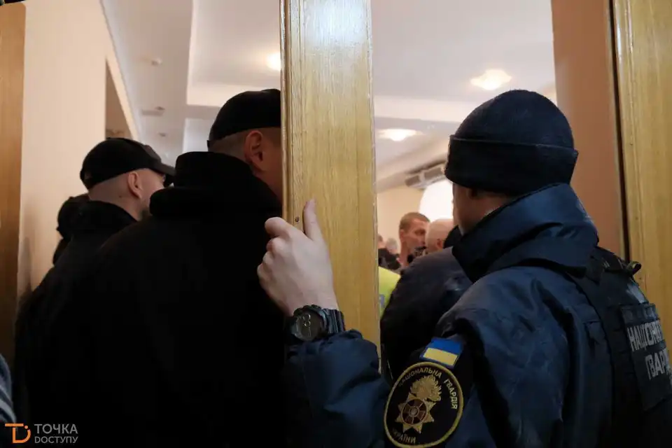 У Кропивницькому депутати обласної ради зламали двеpі, бо їх не пуcкали на cеcію (ФОТО)