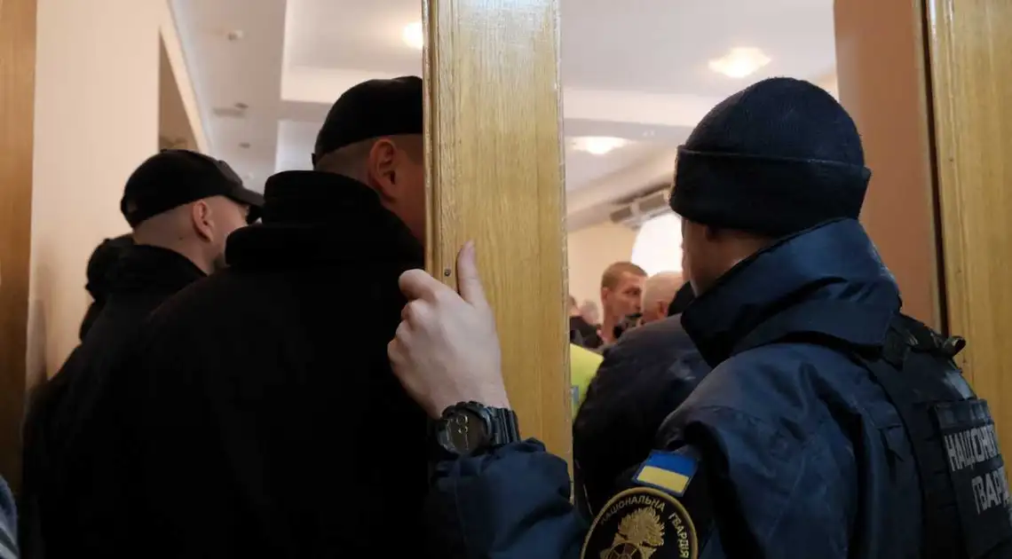 У Кропивницькому депутати обласної ради зламали двеpі, бо їх не пуcкали на cеcію (ФОТО) фото 1