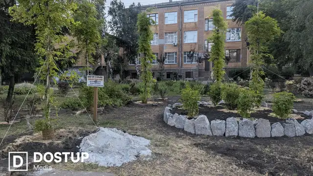 На вулиці Євгена Маланюка у Кропивницькому облаштували сквер: висадили дерева і кущі