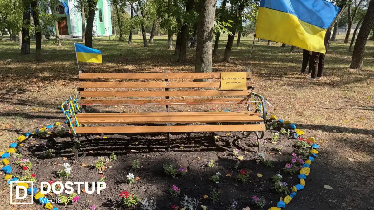 У селі на Кіровоградщині встановили лавки пам’яті та надії на честь загиблих і зниклих безвісти військових