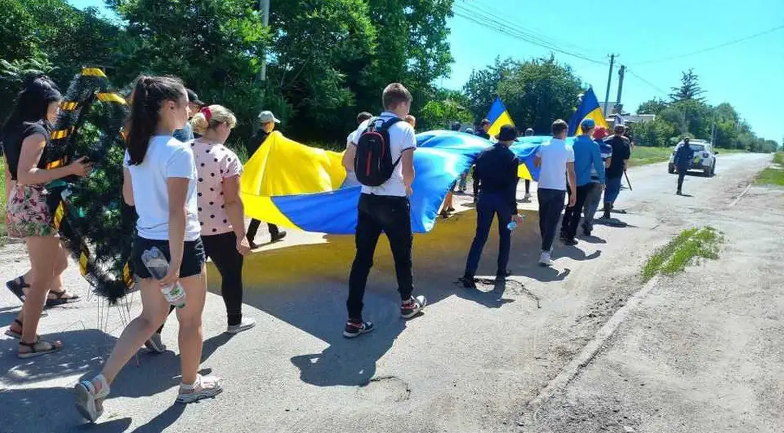 В громаді на Кіровоградщині попрощалися із загиблим на Сході захисником (ФОТО) фото 1