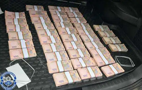 Два мільйона хабара: у Кропивницькому затримали керівника будівельного підприємства (ФОТО)