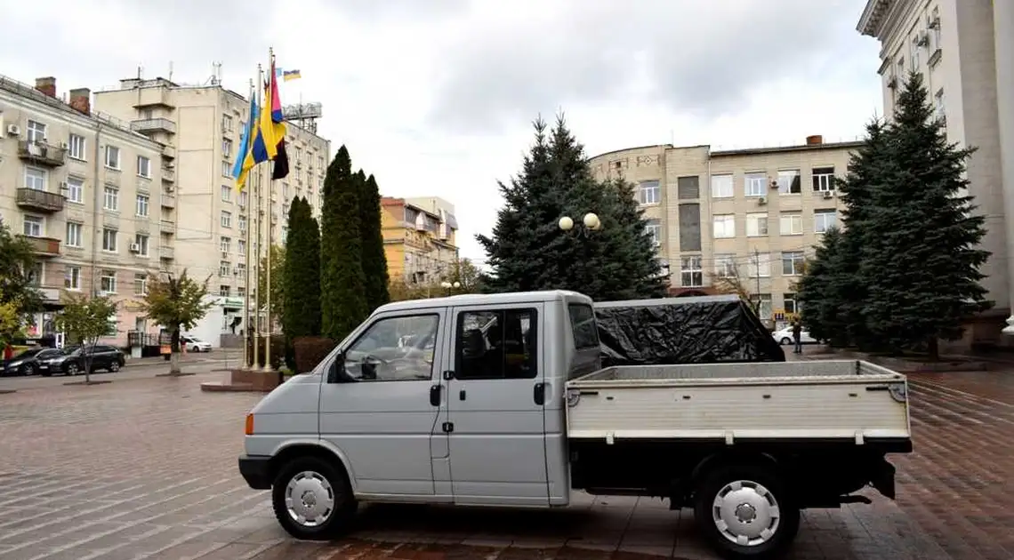 Від Кpопивницького — ЗСУ: захисники на День міста отpимають тpи автомобілі фото 1