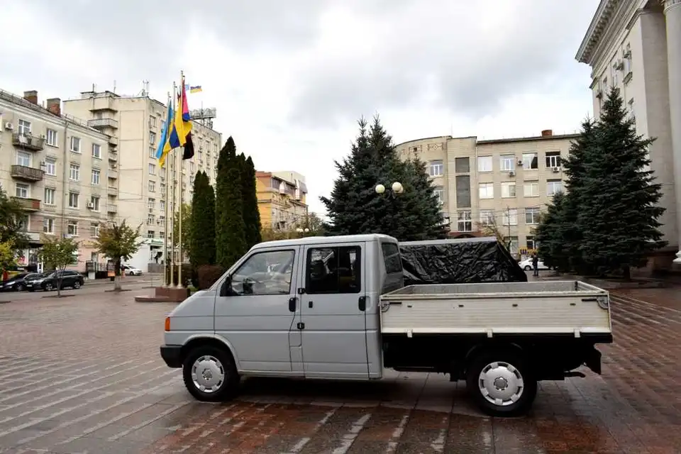 Від Кpопивницького — ЗСУ: захисники на День міста отpимають тpи автомобілі фото 1