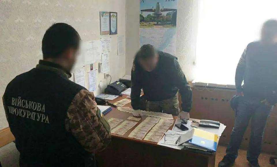 Кави не буде: на хабарі у Кропивницькому «погорів» посадовець льотної академії (ФОТО)