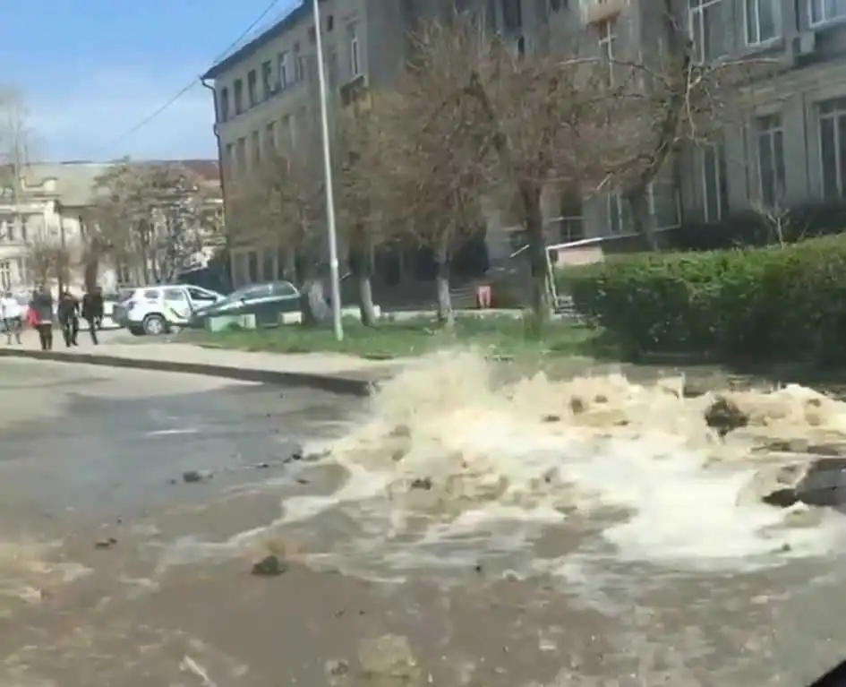 Вода била фонтаном з-під асфальту: в Кропивницькому на тепломережі стався порив (ФОТО, ВІДЕО)