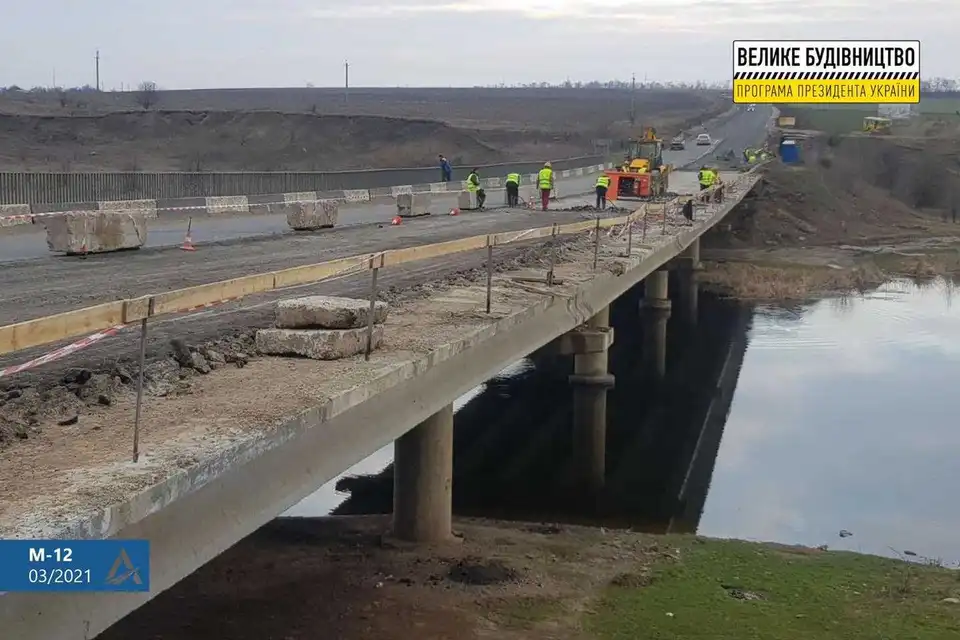 На Кіpовогpадщині тpиває pемонт мосту чеpез pічку Синюха (ФОТО)