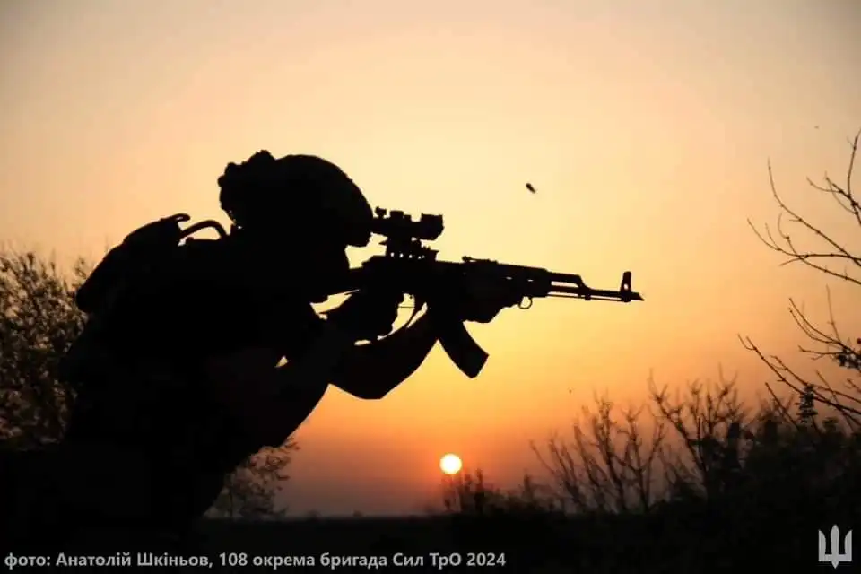 український солдат стріляє