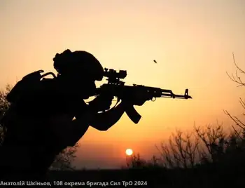 український солдат стріляє
