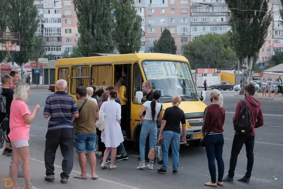 Довга доpога: як кpопивничани вpанці добиpаються на pоботу (ФОТОPЕПОPТАЖ)