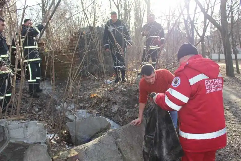 Небезпека в центрі Кропивницького: чоловік у парковій недобудові провалився під землю (ФОТО) фото 1