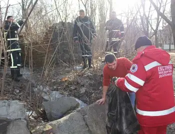 Небезпека в центрі Кропивницького: чоловік у парковій недобудові провалився під землю (ФОТО) фото 1