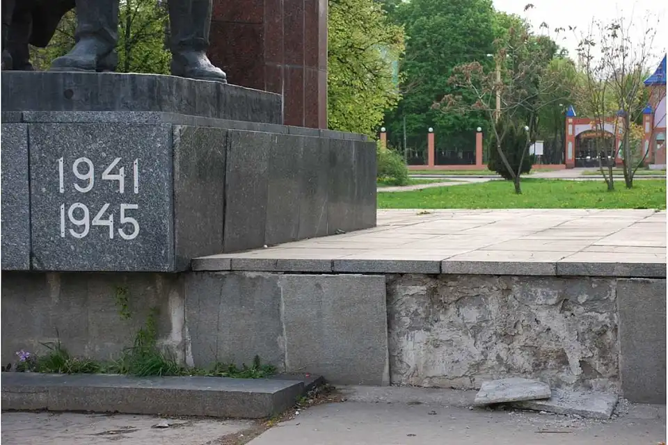 Будьте обережні, у Кропивницькому в сквері Слави руйнується пам'ятник (ФОТО) фото 1