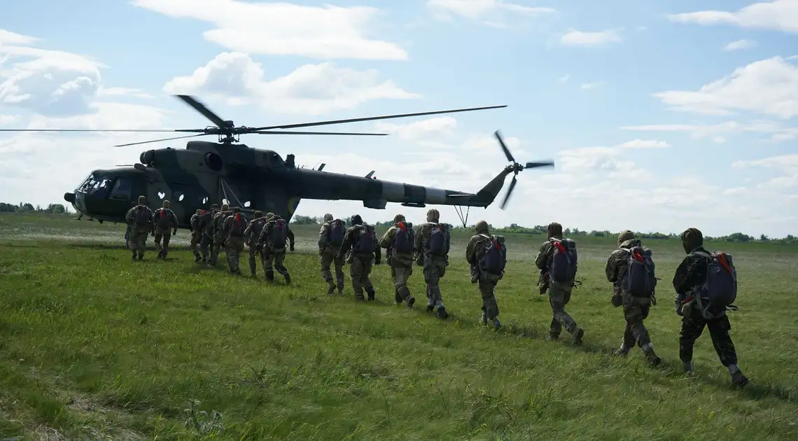 Десант на парашутах: як стрибали кропивницькі спецпризначенці (ФОТОРЕПОРТАЖ) фото 1