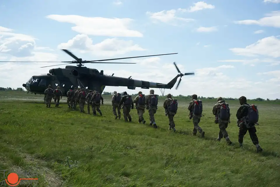 Десант на парашутах: як стрибали кропивницькі спецпризначенці (ФОТОРЕПОРТАЖ)
