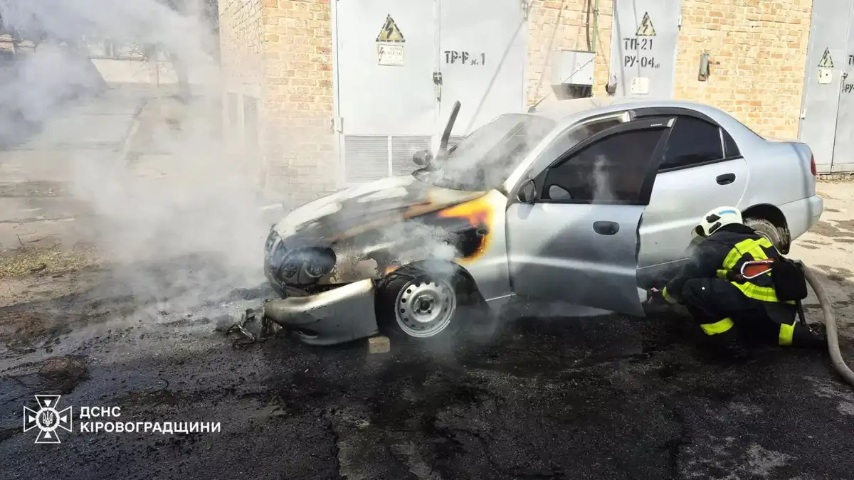 Легковик ЗАЗ горів неподалік пологового будинку у Кропивницькому