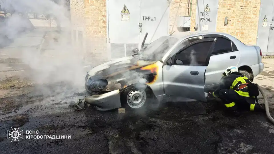 Легковик ЗАЗ горів неподалік пологового будинку у Кропивницькому