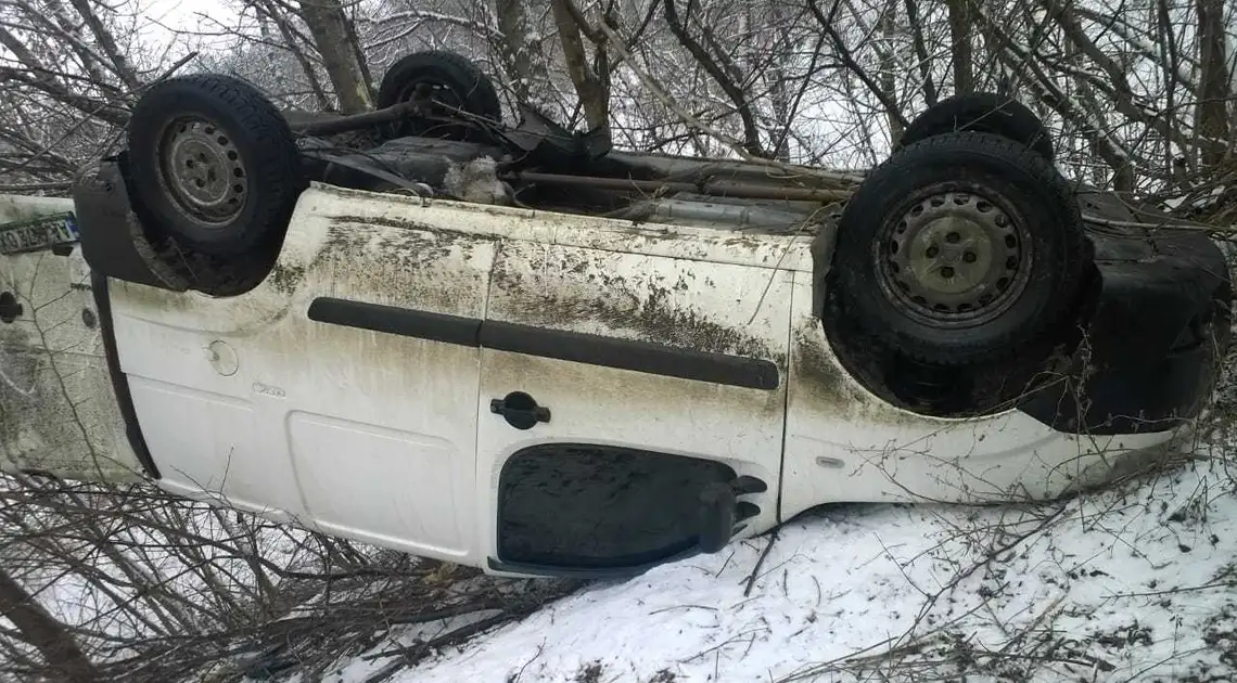 На Кіровоградщині бандити за 20 секунд викрали термінал банку і, тікаючи, потрапили в ДТП (ФОТО) фото 1