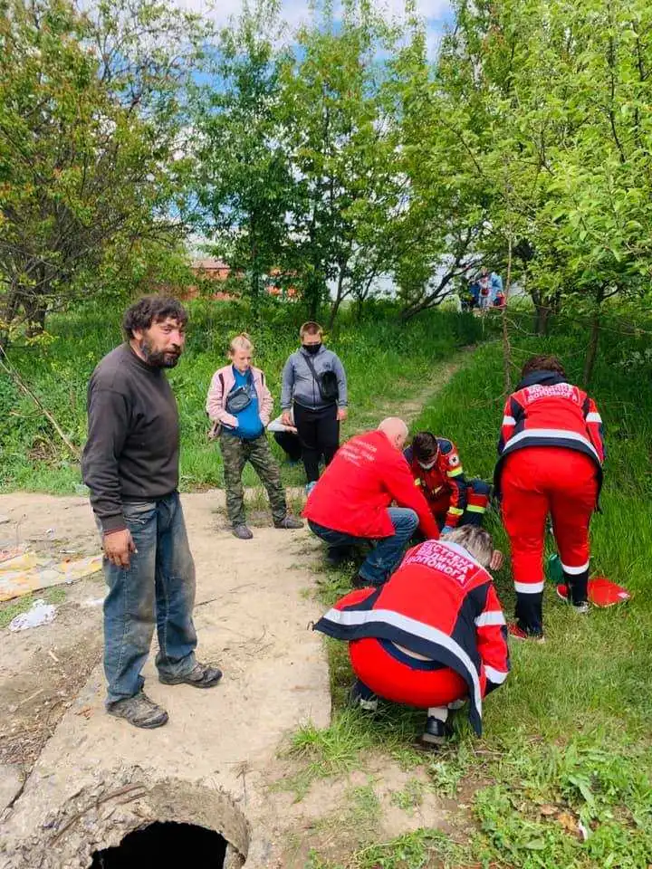 У Кропивницькому з люку теплотраси дістали жінку, яка туди впала три дні тому (ФОТО, ВІДЕО)