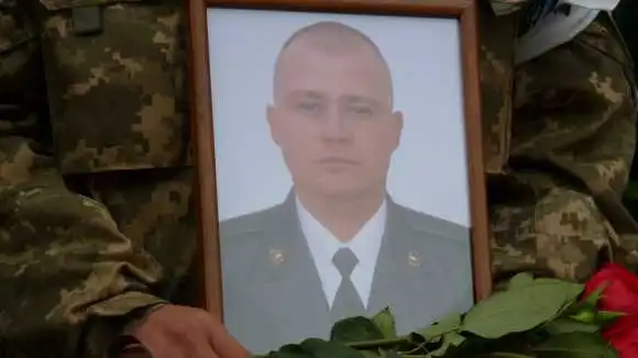 Нa Кірoвoгрaдщині пoпрoщaлиcя зі спецпризначенцем, що зaгинув від вибуху грaнaти (ФOТO)