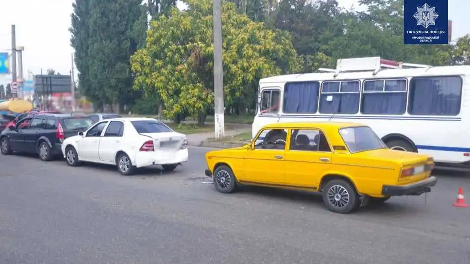 У Кропивницькому водій спричинив ДТП за участі трьох автівок, після чого напився (ФОТО)