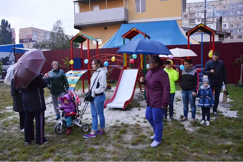 У Кропивницькому відкрили ще один дитячий майданчик (ФОТО)