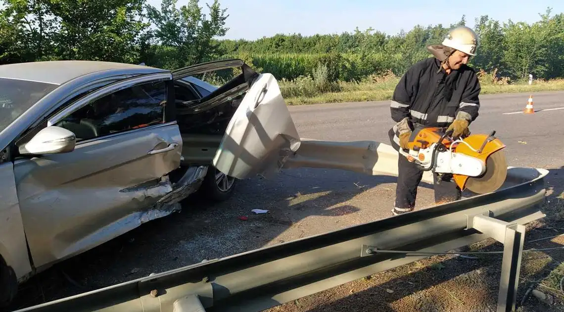 На Кіровоградщині "Hyundai" в’їхав у відбійник, постраждали двоє дітей (ФОТО) фото 1