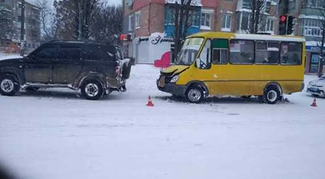 Маршрутка у Кропивницькому «наздогнала» позашляховик (ФОТО) фото 1