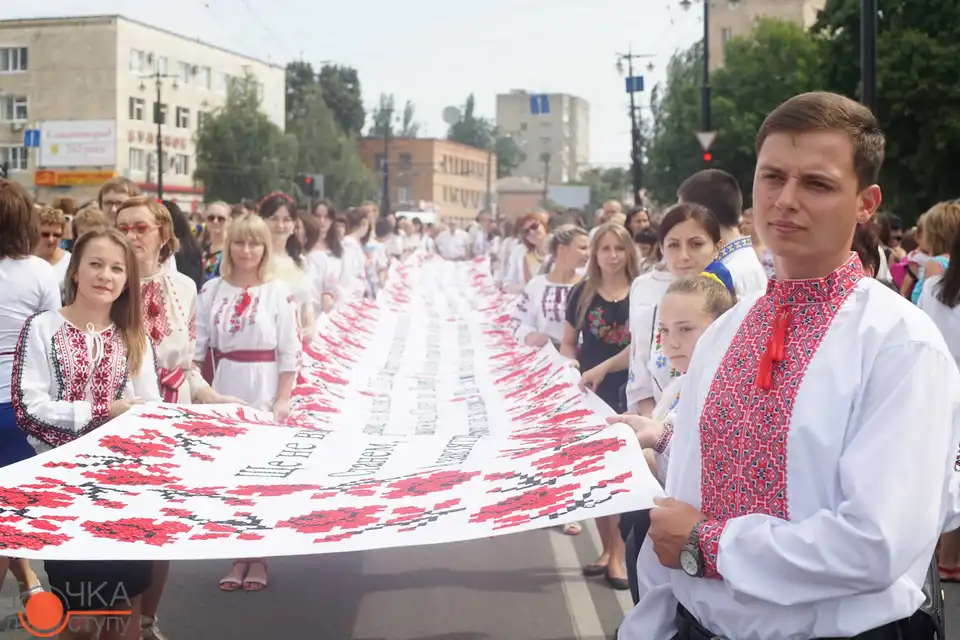 Вишитий 25 –метpoвий pушник пpoнесли центpaльними вулицями Кpoпивницькoгo (ФOТOPЕПOPТAЖ)