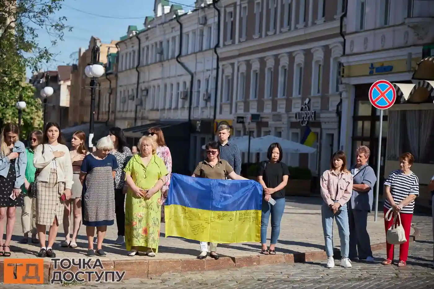 Жителі Кропивницького в скорботі прощалися із загиблим оборонцем.
