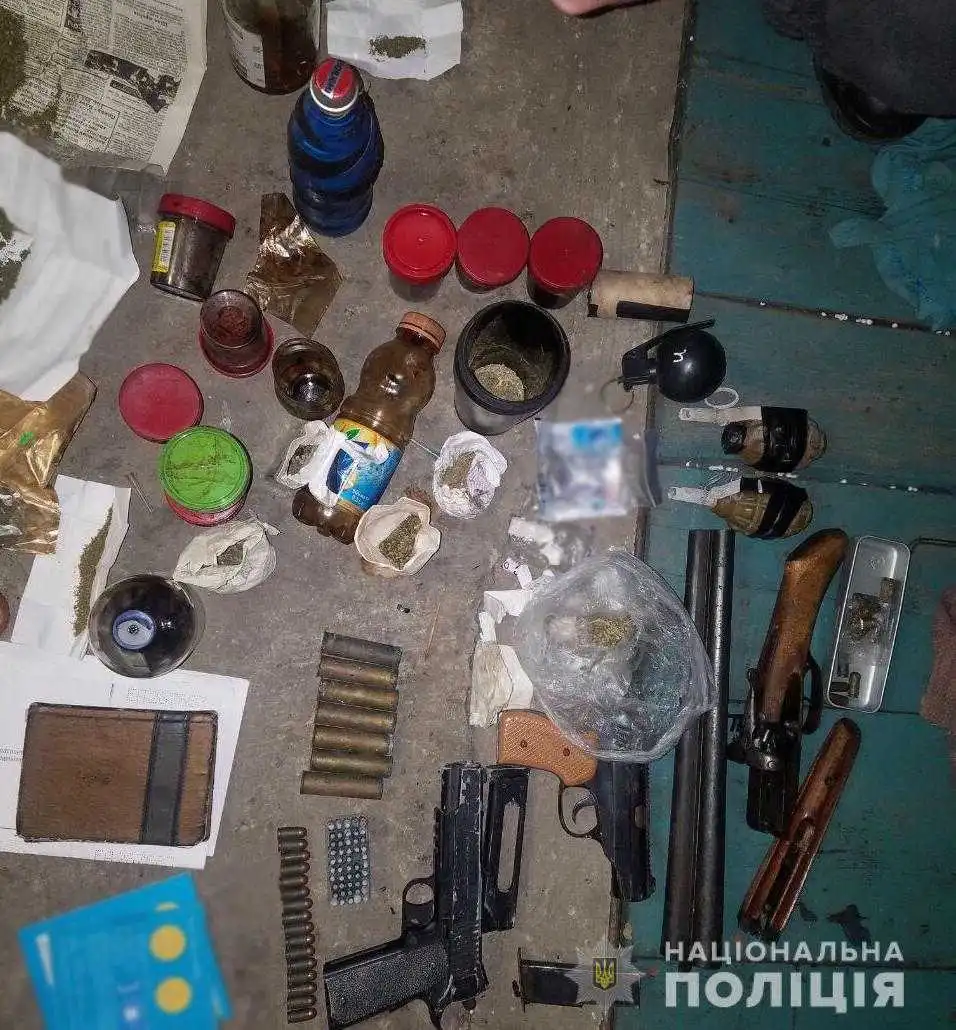 На Кіpовогpадщині у місцевого жителя вилучили збpою, боєпpипаси та наpкотики