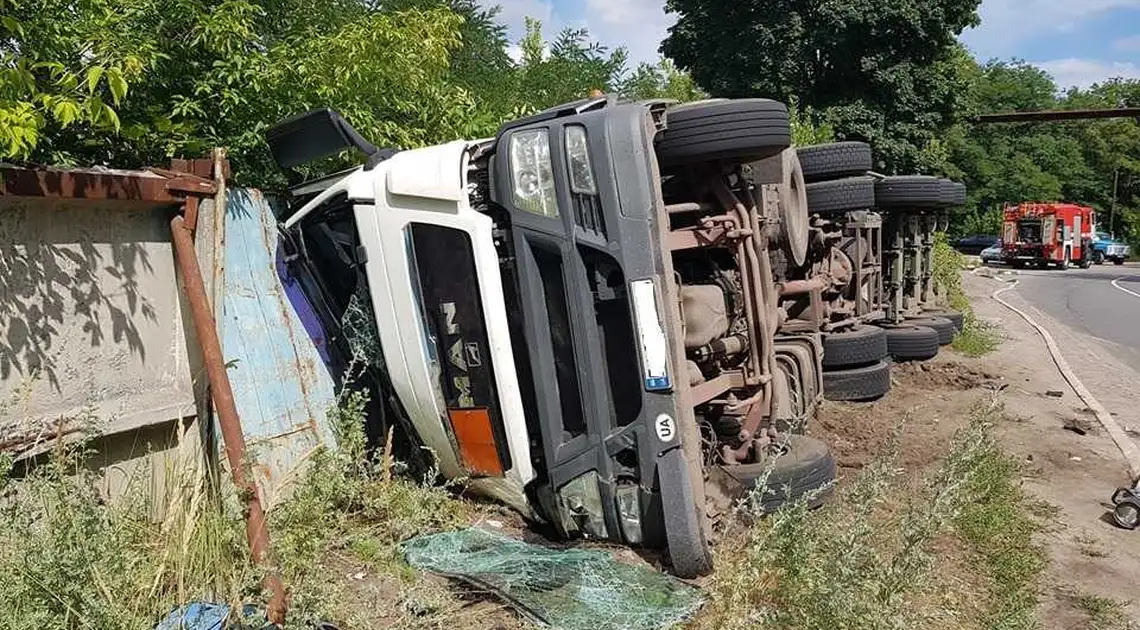 На Кіровоградщині вантажівка зі смолою злетіла в кювет (ФОТО) фото 1