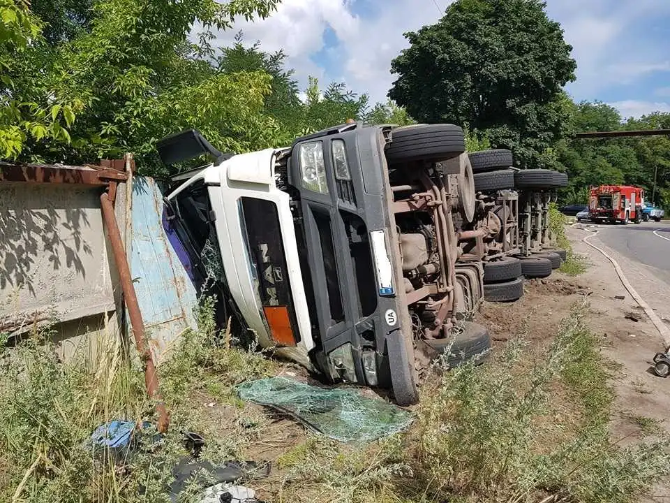 На Кіровоградщині вантажівка зі смолою злетіла в кювет (ФОТО)