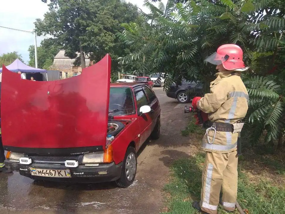 На Кіровоградщині посеред вулиці горів автомобіль (ФОТО)