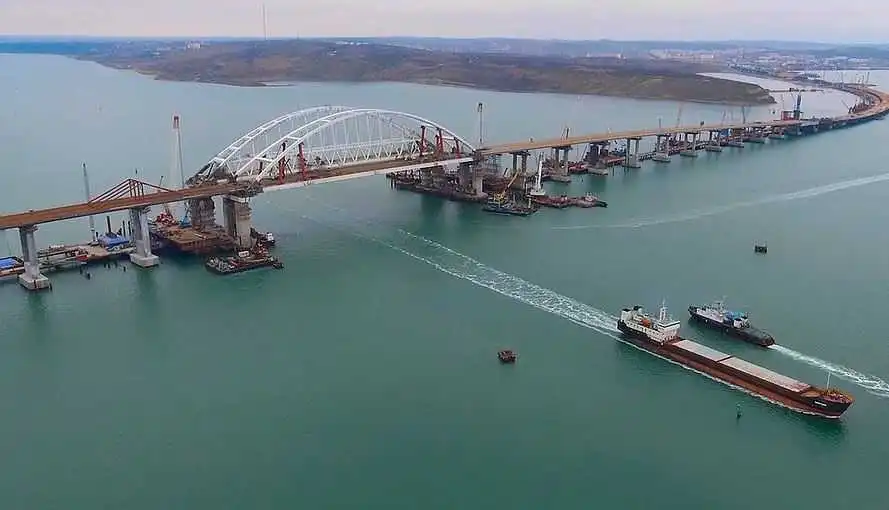 Хроніки анексії: російські окупанти відкрили міст через Керченську протоку (ФОТО)