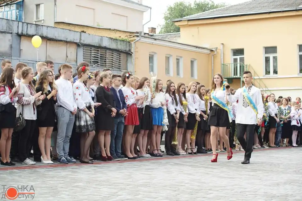 Здрастуй, літо: у кіровоградських школах прозвучали останні дзвінки (ФОТОРЕПОРТАЖ) фото 1