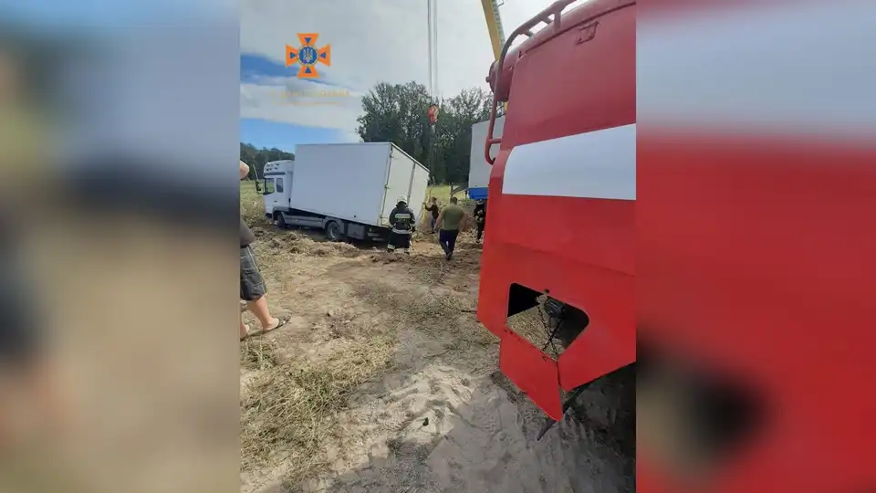 перекинулася вантажівка