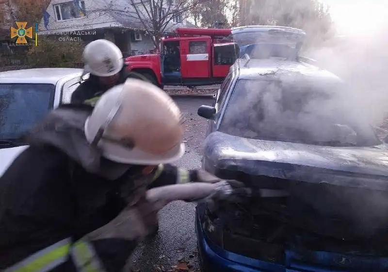 На Кіровоградщині зайнялася автівка (ФОТО)
