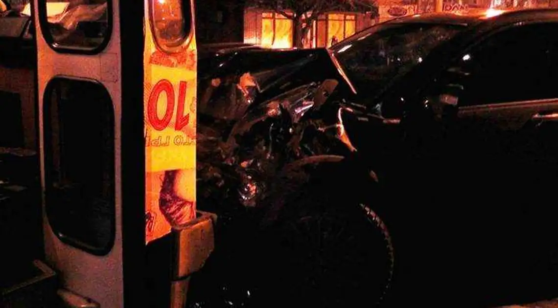 У Кіровограді позашляховик збив 6-річну дівчинку і в’їхав у тролейбус (ФОТО) фото 1