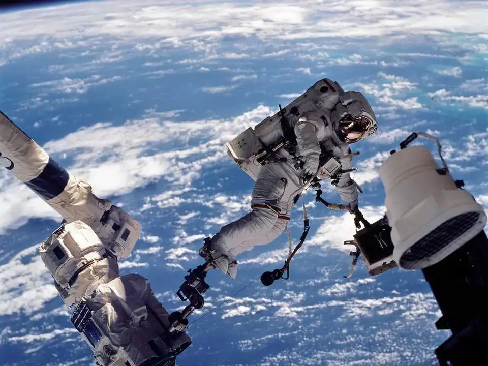 Селфі на фоні Землі: космонавт NASA прогулявся у відкритому космосі (ВІДЕО)