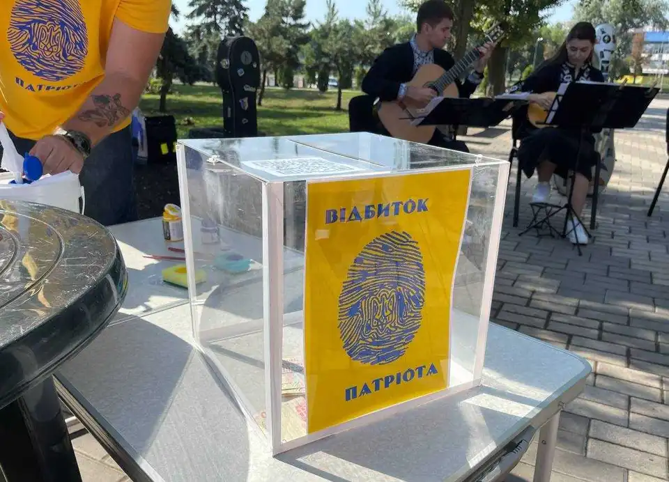 У Кропивницькому створюють прапор із відбитків пальців патріотів (ФОТО)
