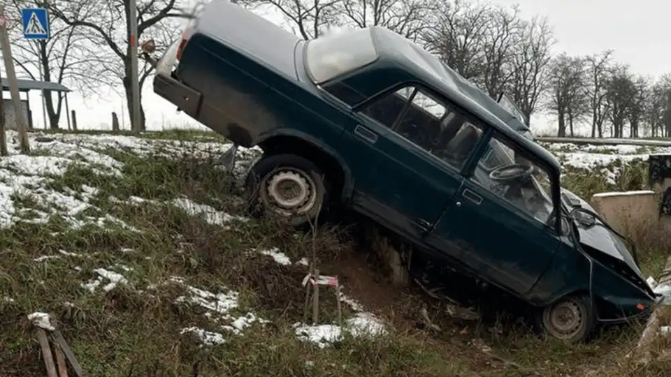 ДТП у Великій Висці: водій ВАЗу злетів з траси і в'їхав у стовп