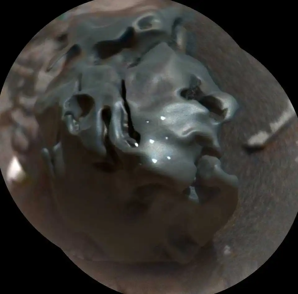 Вчені NASA: «Curiosity» знайшов на Марсі об’єкт незвичайної форми (ФОТО)