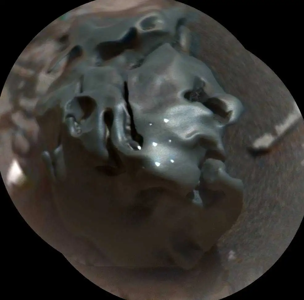 Вчені NASA: «Curiosity» знайшов на Марсі об’єкт незвичайної форми (ФОТО) фото 1