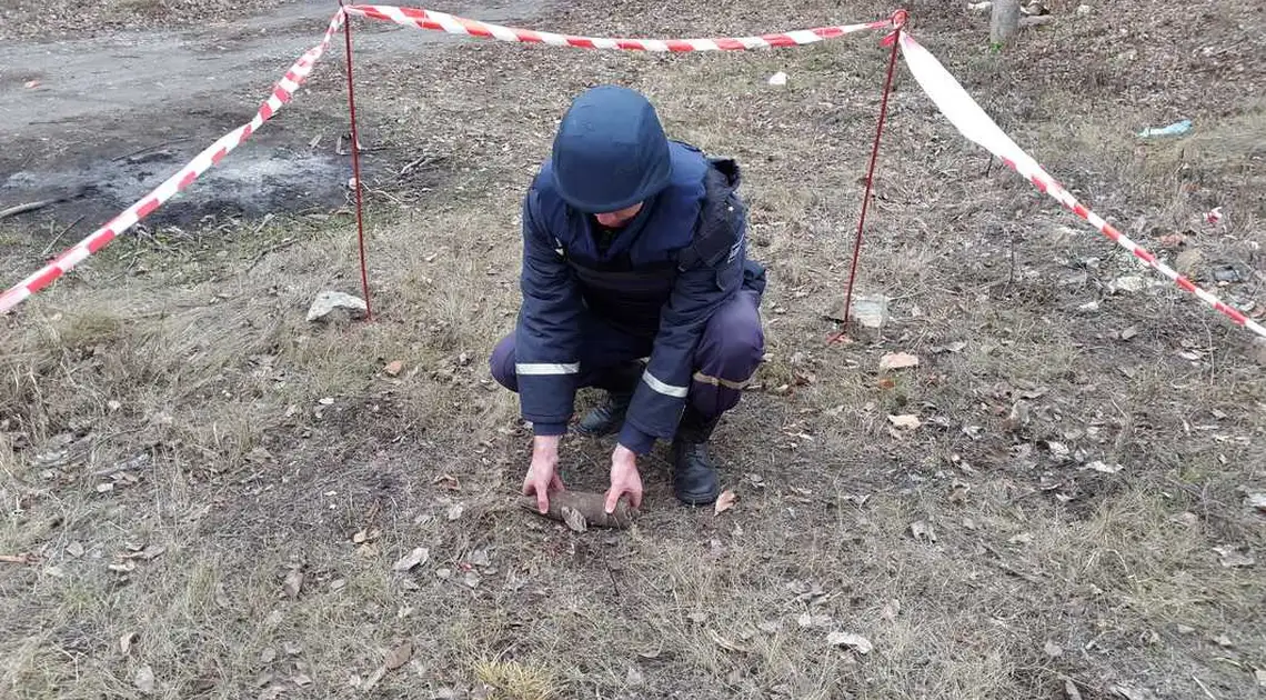 У Новгородці екскаватор рив котлован і натрапив на снаряд фото 1