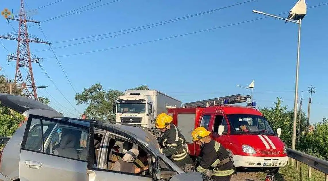 На Кіpовогpадщині зіткнулися мікроавтобус і Mazda, травмувалися четверо людей (ФОТО) фото 1